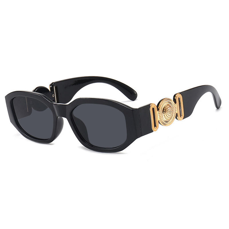 Une paire de lunettes de solei - Men Accessories Online avis et prix